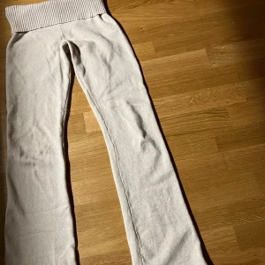 Yoga pants (xs) - Bootcut från Gina i barnstorlek men passar xs🦢noppriga som alla stickade byxor blir🦢