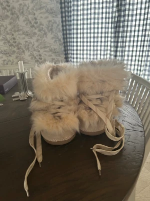 Vinterskor med fuskpäls - Svincoola vinterskor från Zara jag aldrig använt, prislapp kvar 899 nypris! Köpte för några år sedan. Strl: 38-40