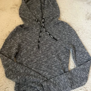Stickad tröja Stronger - En jättefin och rörlig stickad träningströja ifrån Stronger!! Den är i storlek XS och knappt använd då den är lite för liten för mig💗Köpt för 650kr. Hör av dig vid frågor, pris kan sänkas vid snabbt köp!!