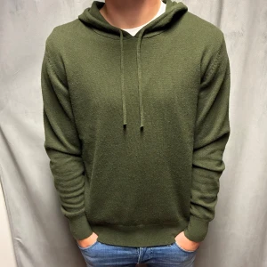 Kashmir/Merino hoodie - Mörkgrön Kashmir hoodie i storlek M! Modellen är 180cm lång! Använd 1 gång, därför toppskick på hoodien! Hör av dig vid frågor!🌟