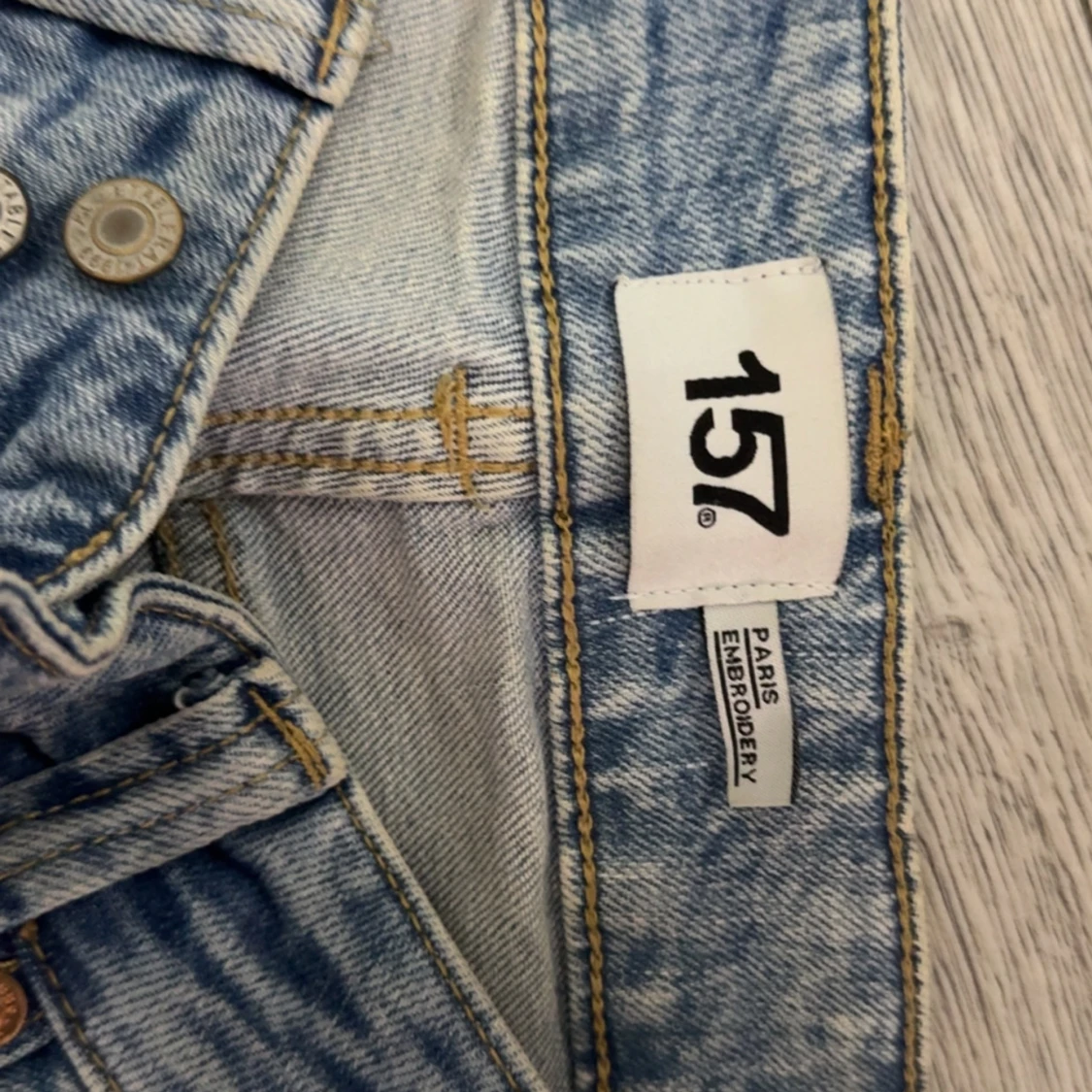 Blå jeans med broderi på fickorna från lager 157 - 2