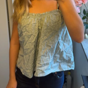 Ljusgrön linnetopp - Säljer en ljusblå, luftig linnetopp med tunna axelband och leopard mönster. Toppen har en avslappnad passform och är perfekt för varma dagar. Materialet känns lätt och toppen har en mjuk, böljande form som ger en chill vibe. Knappt använd. 