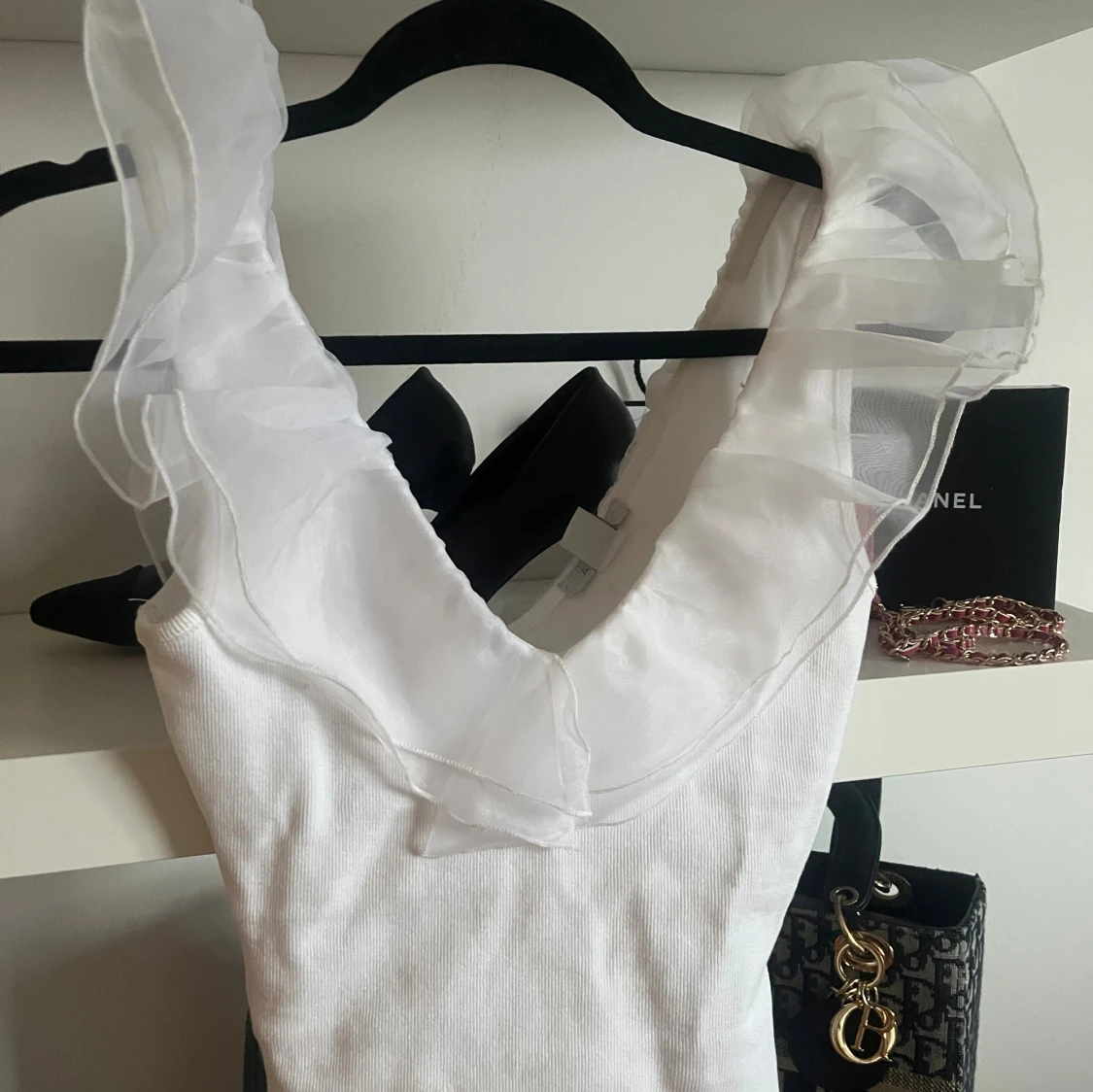 Vit ärmlös topp med volang - 2