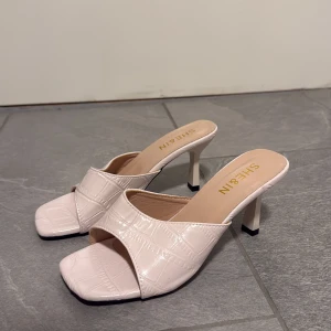 Beiga klackar  - Nya utan prislapp, passar mig som bär 37. 