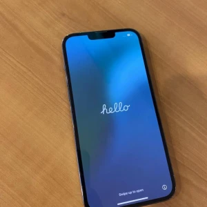 iPhone 13 Pro Max 128 GB – Nytt batteri (100 % hälsa)! - Säljer min iPhone 13 Pro Max i mycket bra skick. Inga sprickor, alltid haft skal och skärmskydd. Batteriet är helt nytt och visar 100 % batterihälsa. Allt fungerar som det ska. Säljes p.g.a. uppgradering. Endast upphämtning i Stockholm 