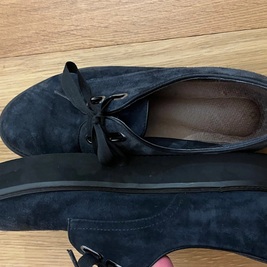 Mörkblå mocka sneakers med snörning - 1