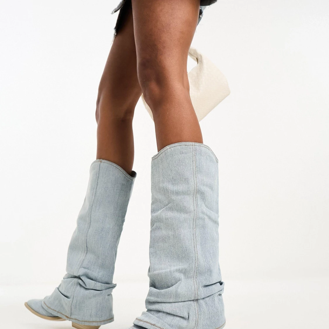 Ljusblå denim boots med spetsig tå från BERSHKA