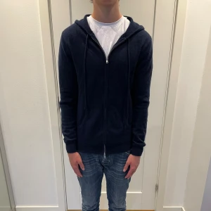 John Henric Kashmir zip - Säljer nu denna John Henric Kashmir zip, skriv för fler bilder/frågor🙌🏼