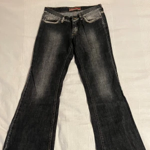 Svarta straight jeans från ONLY - Svarta jeans från ONLY med straight fit och klassisk femficksdesign. Jeansen har snygga slitningar och kontrastsömmar, samt läderpatch baktill i midjan. Modellen heter Auto Straight Pant och är tillverkad i slitstarkt denimtyg. Dom har riktigt skön wash och är i fint skick. W29 L32