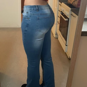 Lågmidjade jeans - Jättesnygga lågmidjade jeans. Jag är 175 cm och sitter bra på mig i längden. Ny skick. Storlek 170-175 cm