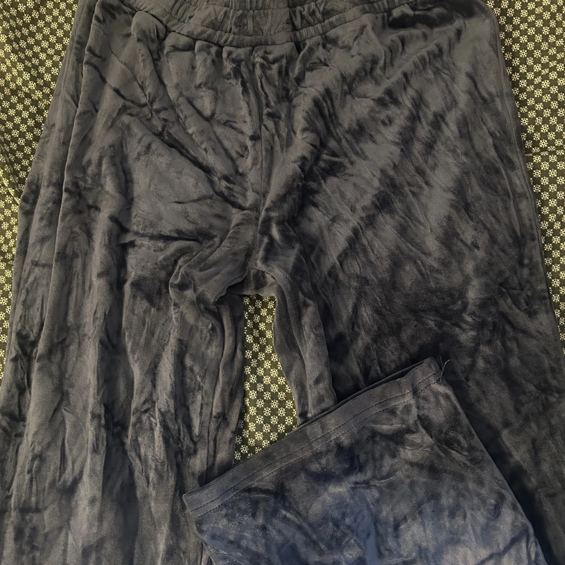 Mörkgrå mjukisbyxor från Gina Tricot