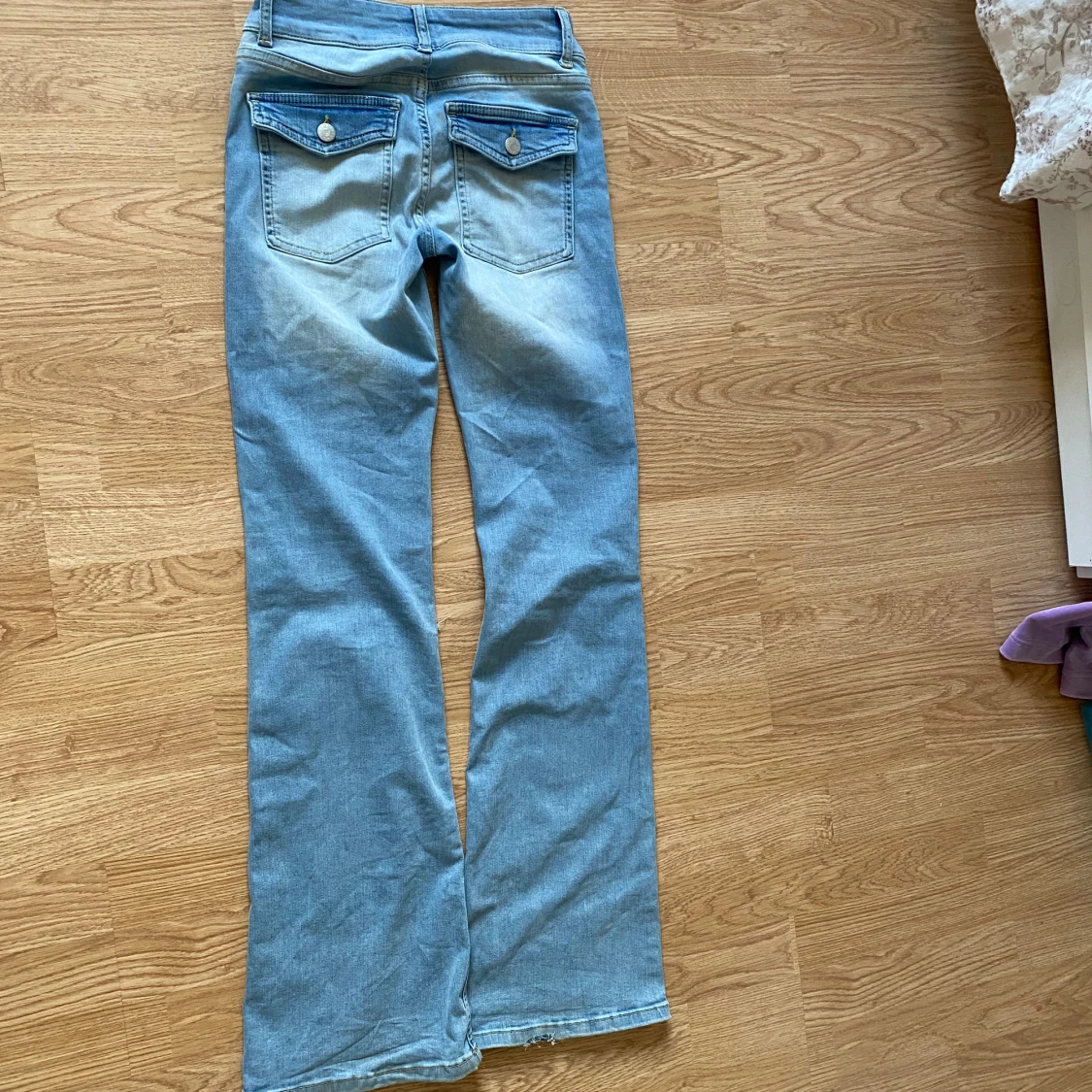 Ljusblå bootcut jeans med slitningar - 1