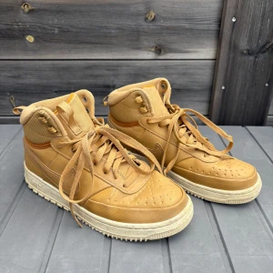 Nike skor - Höst/vinterskor från Nike. Det finns en defekt/skada på ena skon enligt bild 4, annars är skorna i bra använt skick. 