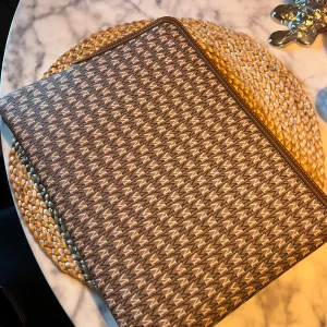 Brun och beige datorväska med mönster - Säljer detta superfina datafodral från Mango! 