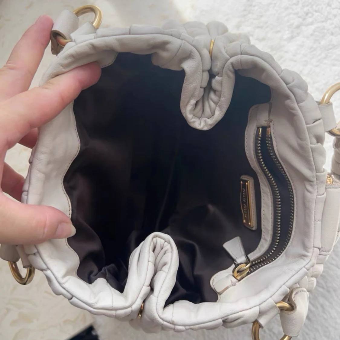 Beige handväska från Miu Miu i skinn - 1