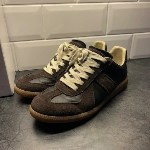 Maison Margiela gats  - Äkta ✅säljer mina Maison Margiela gats i storlek 41. Använda i bara några veckor och skulle säga de är i 9/10 skick. Hör av dig vid funderingar!