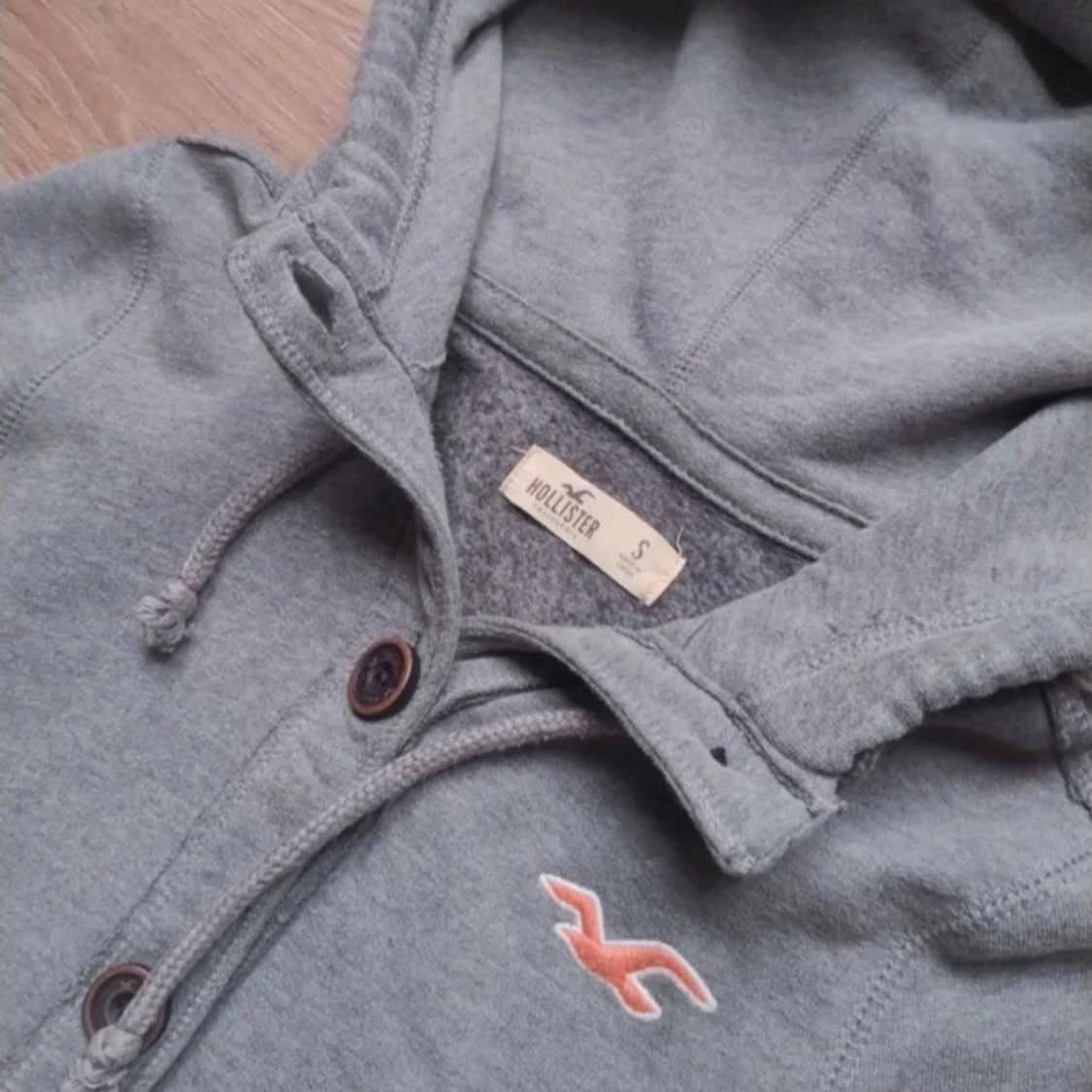 Grå hoodie från Hollister med knappar - 2