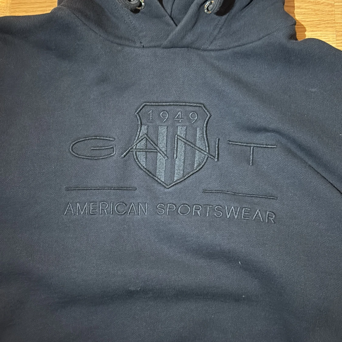 Mörk blå hoodie från GANT med broderi - 2