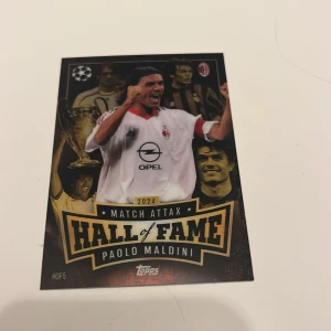 Match Attax Hall of Fame 2024 Paolo Maldini - Upptäck en exklusiv Hall of Fame-kort från Match Attax 2024 med legenden Paolo Maldini! Perfekt för fotbollsfans och samlare som vill ha en ikonisk spelare från Champions League i sin samling. Snygg design och statistik på baksidan.