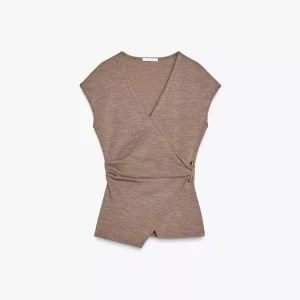 Beige omlottopp med v-ringning - Jättefin tröja från Zara som jag aldrig har använt!! Bara testat på en gång,