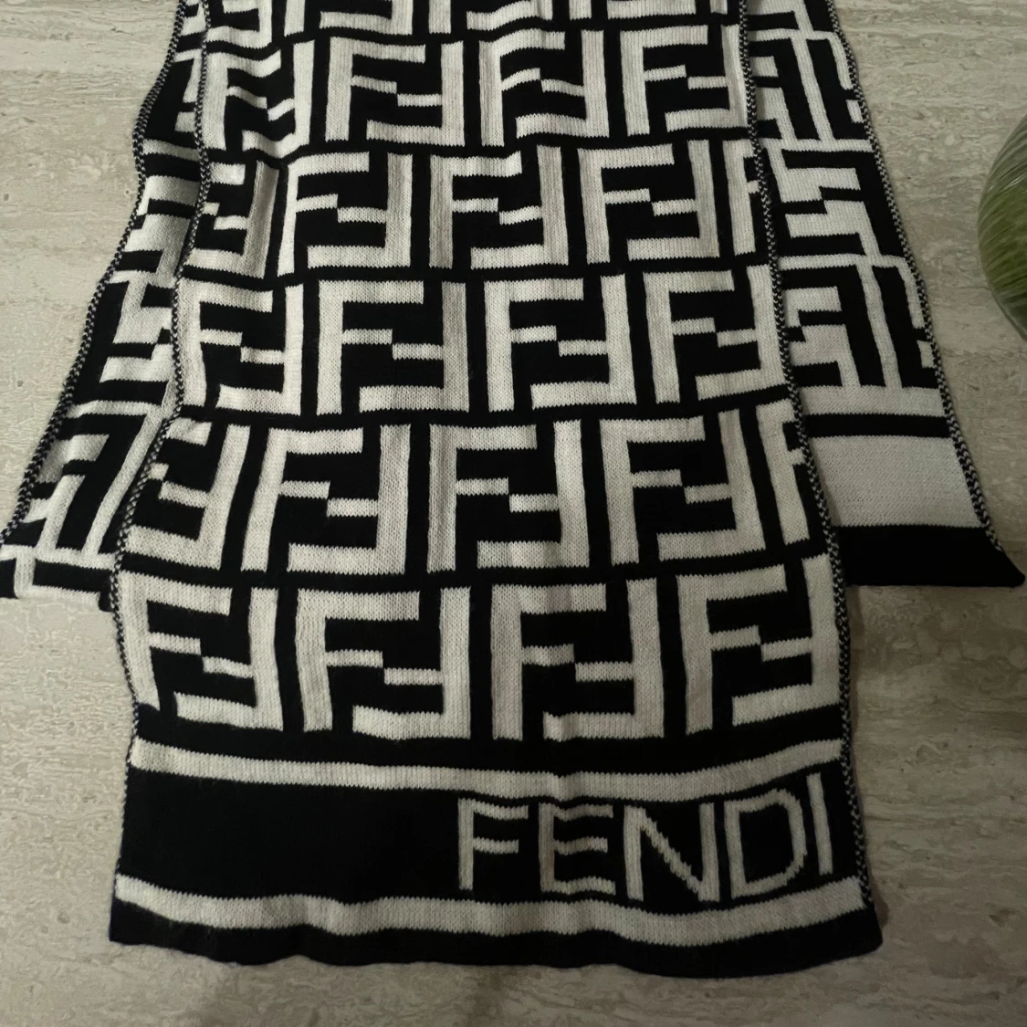 Designerhalsdukar från Fendi & LV - 1