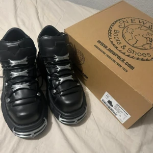 New Rock Skor M 106 S112 Storlek 41 EU - Selling these New Rock Plattform Shoes. Model M 106 S112 . ~ Size is 41 EU. 😎‼️ Brand new never used before. Box comes and everything. Very trendy and cool. Fit too small for me. ;D Will fit you sizes 39-41 EU. Let me know if there is any questions or concerns. Skriv gärna vad som helst!! Först till kvarn liksom 😊‼️‼️ Skriv påå