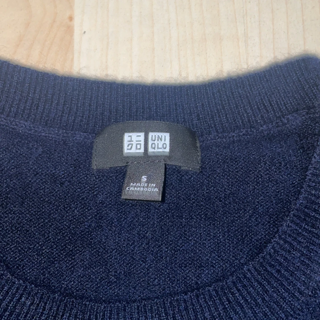 Mörkblå Kashmir tröja från Uniqlo - 1