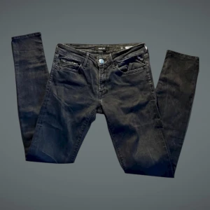 Svarta Replay jeans skinny fit hyperflex W28 - Säljer ett par svarta Replay jeans, de är W28 men passar även 29. De är i bra skick och alltså typ oanvända. Längd är 28 också.