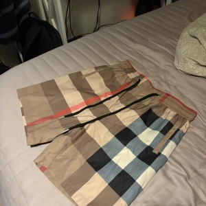 Burberry shorts  - Aldrig använda för de är för små.  Storlek M men passar även S