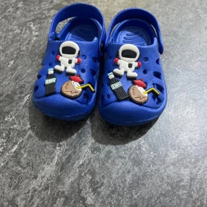 Blå sandaler med astronaut-dekoration - Blå sandaler för dem små storlek 20 