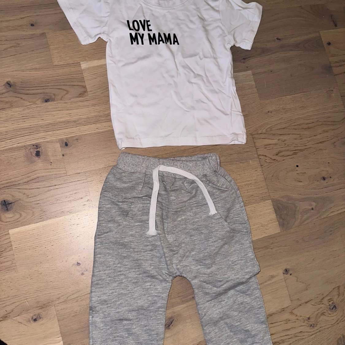 Grå mjukisbyxor med snörning Set med T-shirt och Byxor - 3