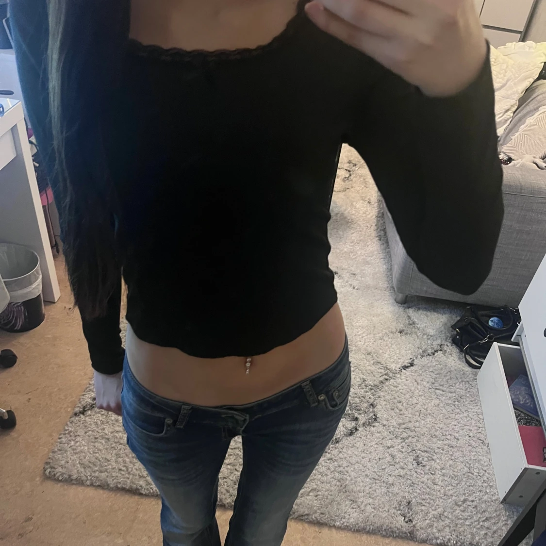 Svart urringad topp med spets  - 1