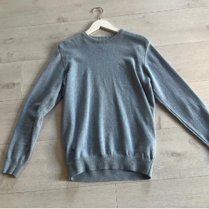 Ljusblå tröja från Barbour - Snygg ljusblå tröja från Barbour med diskret logga på bröstet.  Mycket bra skick!!       skriv vid frågor osv…