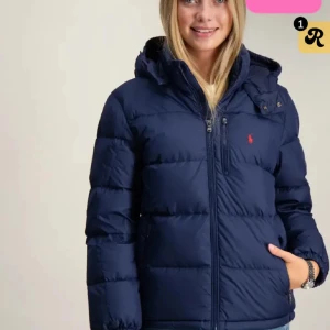 Ralph Lauren jacka - En varm vinterjacka från Ralph Lauren. Köpte den för 3300. Först till kvarn!! Storlek:163-174, motsvarar ungefär S i vuxenstorlek.
