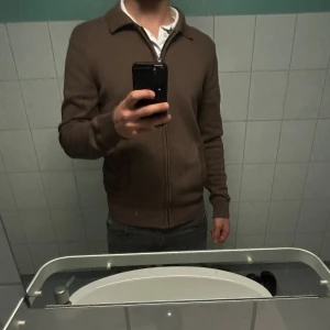 Brun stickad kofta från Dressmann - Säljer nu en brun stickad kofta i fint skick. Den har dragkedja, två fickor och koftan är väldigt bekväm perfekt för båda höst och vinter.