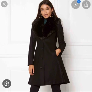 Exklusiv Ida Sjöstedt-kappa i ull med pälskrage – knappt använd! - äljer min underbara svarta ullkappa från Ida Sjöstedt, en riktig statement-kappa med lyxiga detaljer. Den har äkta Ida Sjöstedt-design – elegant, feminin och tidlös. Kappan har en vacker pälskrage, silkeslen insida och glittriga knappar som ger den en exklusiv känsla. Den är varm och skön, perfekt för höst och vår, och funkar lika bra till vardags som till fest.  Storlek: S (passar även XS–S beroende på passform) strk 34 Skick: Som ny! Använd endast ca 5 gånger, därefter har den hängt skyddad i 