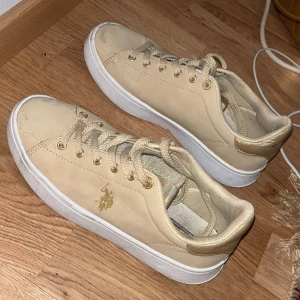 Beige sneakers från U.S. Polo Assn. St 38 dam - Använt de 5 gånger så de är i väldigt bra skick mycket fint kap :) 