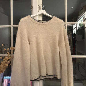 Stickad tröja  - Säljer min stickade tröja från by malene Birger. Fint skick! Nypris är över 3000 kr