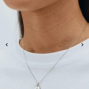 Edblad  - Snygg berlock från Edblad i silverfärgat stål. berlock med bokstaven E. Levereras i en rosa Edblad-påse. Aldrig använd💕