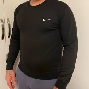 Svart långärmad tröja  - Står på L men passar som M. Köpt i Turkiet 