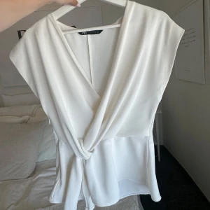 Zara topp - Säljer då den ej kommer till använding, använd max 5 gånger🩷storlek XS