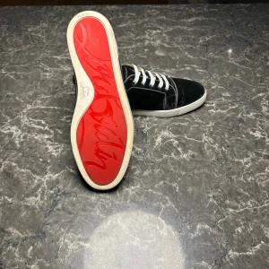 Christian Louboutin - Säljer ett par snygga svarta sneakers från Christian Louboutin. nypris: 10000kr, mitt pris: endast 2500! och kan diskuteras! Skorna är såklart äkta! Skorna är i bra skick men har tecken på andvändnig. Skriv gärna om det är några funderingar. OBS äldre bilder på skorna om så är i sämre skick än visat. Skickar fler bilder om förfrågat 🤩
