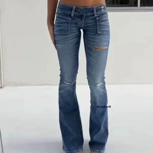 Blå bootcut jeans med slitningar - Säljer dessa populära slutsålda jeansen från gina. Jeansen har en väldigt låg midja, klassiska fickor fram och bak samt en snygg tvätt. Perfekta för dig som gillar en avslappnad men trendig stil. 