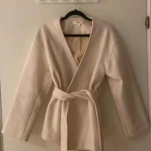 Beige kappa  - Jättefin beige kappa i storlek S!! Väldigt bra skick då den inte kommit till andvändning. 