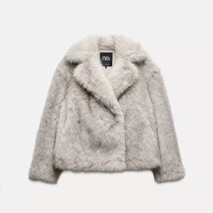 Pälsjacka Zara - Använd 1 gång, som ny! Nypris 1200kr. Grå/beige/vit🩷Storlek L men passar M/L