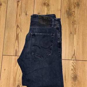 Jack & Jones Loose Chris jeans blå 30/30 - Snygga blå jeans från Jack & Jones i modellen Loose Chris. De har en loose passform och klassisk femficksdesign med mörk tvätt. Perfekta för dig som gillar avslappnad stil och vill ha bekväma jeans i jeansmaterial.