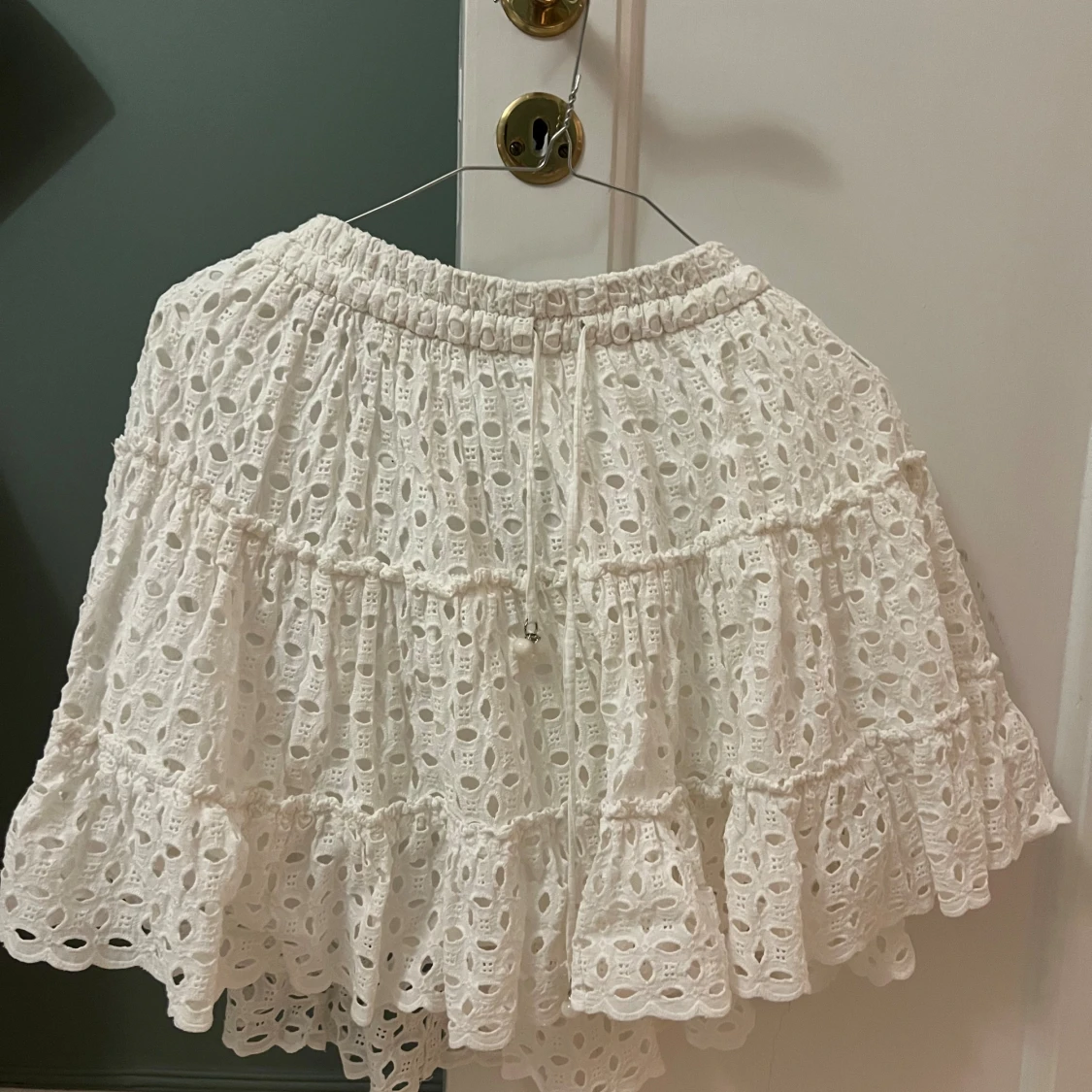 Vit kort kjol med volanger och spets - 1