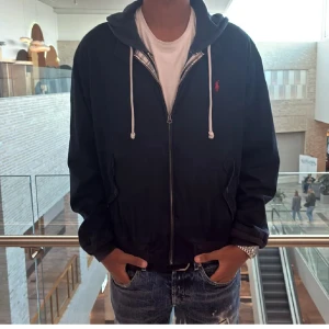 Svart vindjacka från Polo Ralph Lauren - Hej, säljer min ralph lauren jacka i storlek M den passar bra till både hösten och vintern den är ganska säsongseffektiv då den är varm men inte för tunn heller. Knappt använd då jag har andra jackor jag använt och är fortfarande i väldigt bra skick✅ Skriv gärna om ni funderar på priset eller har frågor.