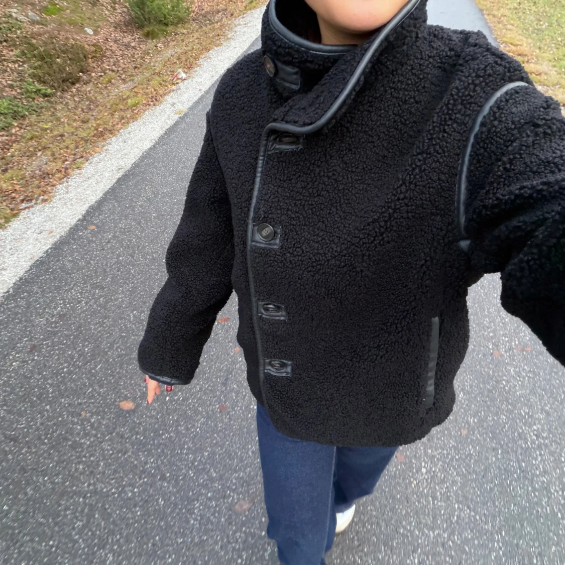 Svart teddyjacka med hög krage - 1