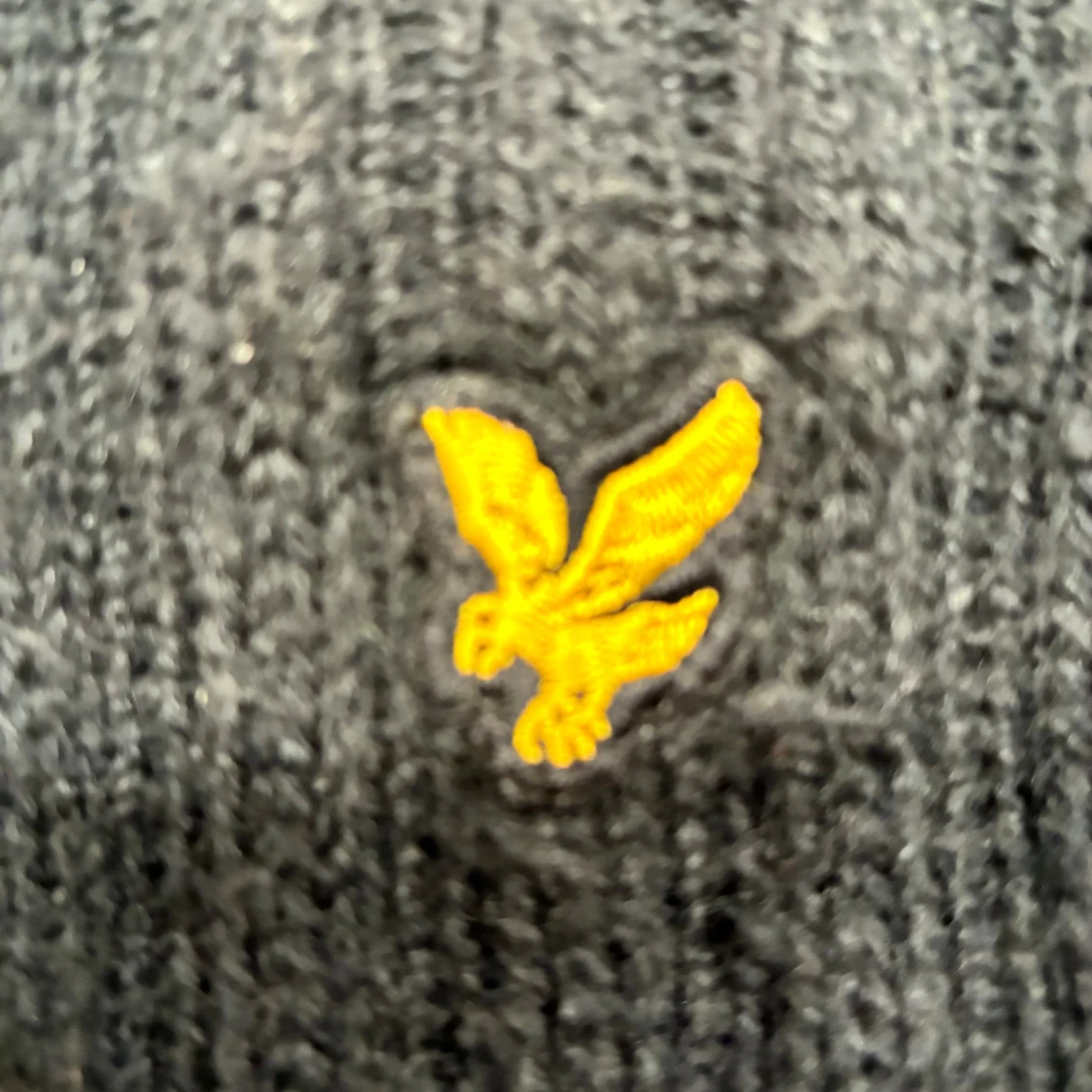 Svart stickad mössa från Lyle & Scott - 3